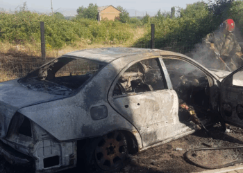 Korçë: Makina shkrumb e hi, brenda saj gjendet një person i pajetë
