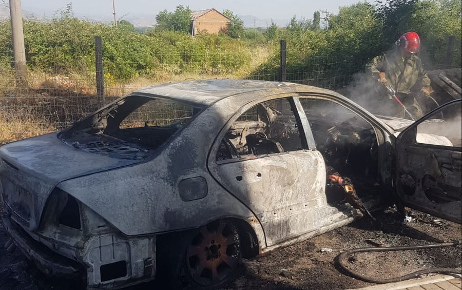 Korçë  Makina shkrumb e hi  brenda saj gjendet një person i pajetë
