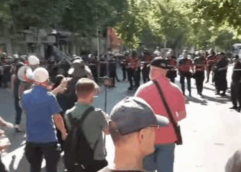 Tensione para Kuvendit, protestuesit heqin gardhin metalik dhe qëllojnë me vezë policinë