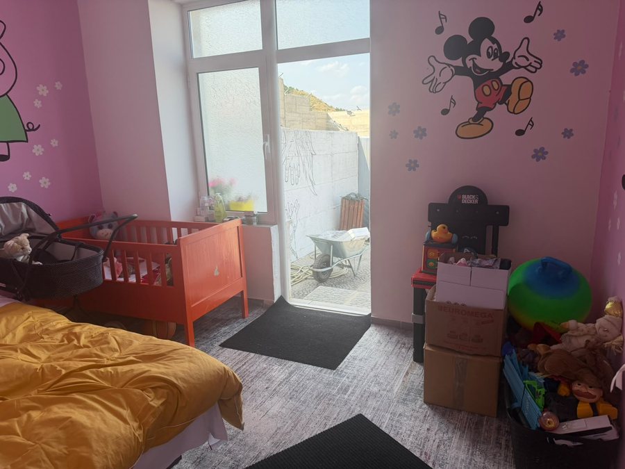 U dërgua në burg bashkë me foshnjën  Gjykata e Tiranës urdhëron lirimin e menjëhershëm të 34 vjeçares
