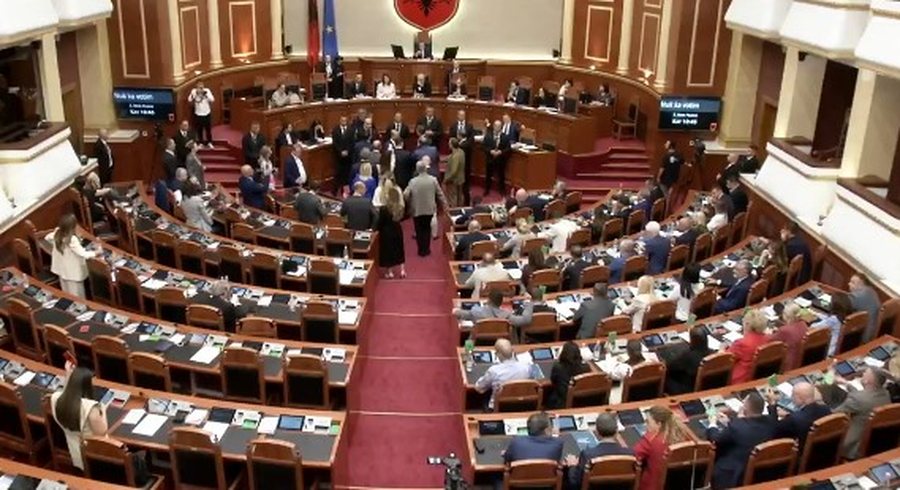 Mbyllet me tensione dhe bojkot seanca plenare në Kuvend