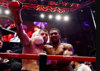 Anthony Joshua fiton me vuajtje me Kristian Prengën, shqiptari e rrëzon dy herë në tapet
