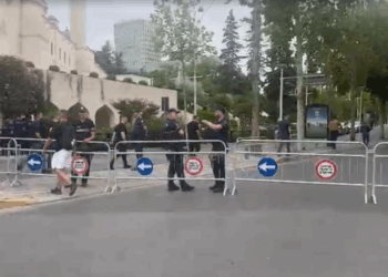 Protestë në seancën e fundit plenare, policia rrethon zonën përreth Parlamentit