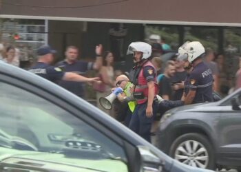 Përplasje para Parlamentit, hidhen vezë e domate ndaj policisë! Nisin shoqërimet, mes tyre edhe Arben Kola (VIDEO)