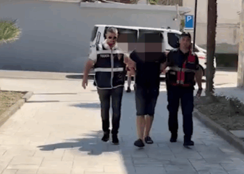 Thyen masën “arrest në shtëpi” dhe shkuan për të vjedhur nga Tirana në Vlorë, arrestohen dy persona