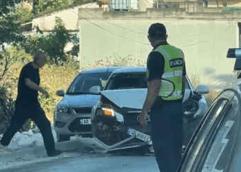 Përplasen dy makina në aksin Fier-Patos, transportohet në spital drejtuesi i njërit nga mjetet
