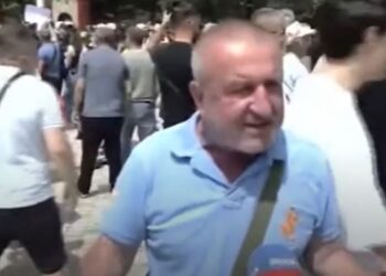 “Rama është i shantazhuar”, habit protestuesi me teorinë konspirative për “shpërbërjen” e Shqipërisë