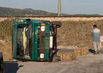 Dy mjete përplasen në Fier, përmbyset kamionçina, plagoset pasagjeri