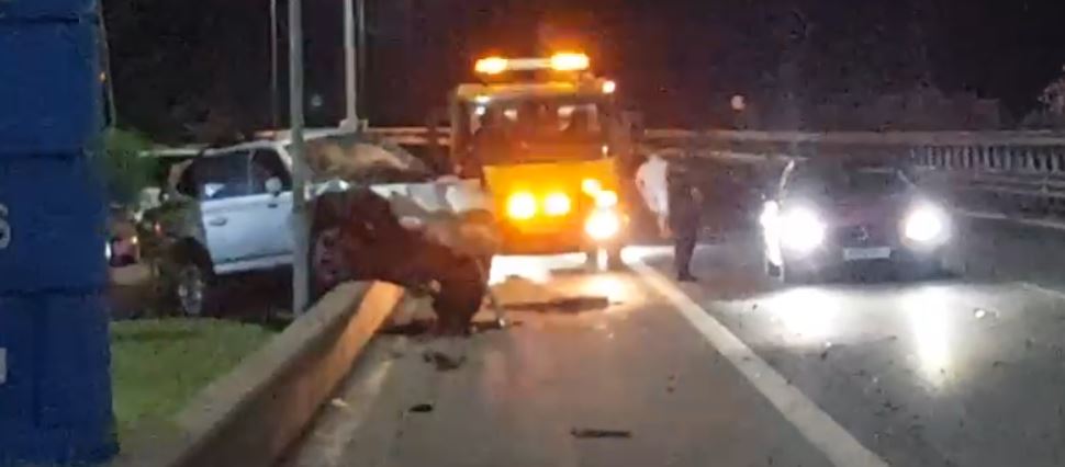 Momente paniku në një pikë karburanti  makina përfundon mes automjeteve të parkuara