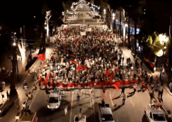 Pamje me dron! Protestuesit nisin xhiron në Tiranë, ja sa është pjesëmarrja