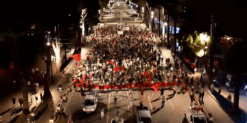 Pamje me dron! Protestuesit nisin xhiron në Tiranë, ja sa është pjesëmarrja