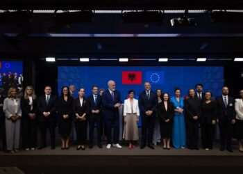 Rama publikon ‘prapaskenat’ nga Brukseli: Batuta me ministrat dhe momentet nga mbyllja e tre kapitujve me BE