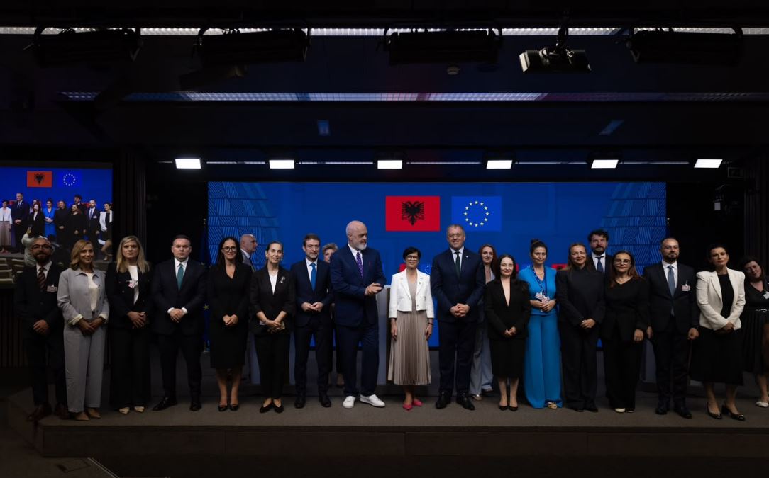 Rama publikon  prapaskenat  nga Brukseli  Batuta me ministrat dhe momentet nga mbyllja e tre kapitujve me BE