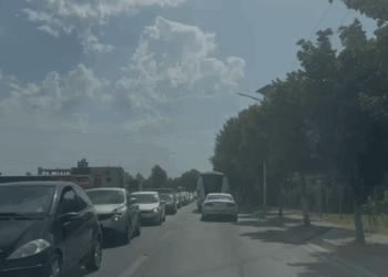 Fundjava sjell kaos në rrugë, bllokohet aksi Lezhë–Shëngjin nga fluksi i automjeteve