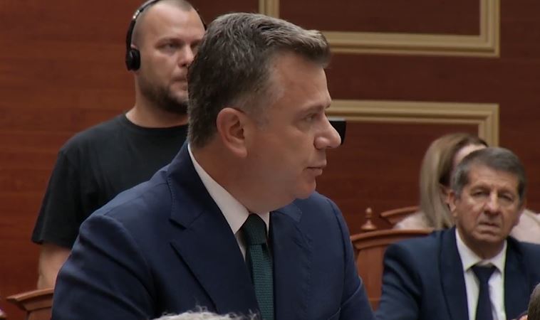 Balla ironizon protestën  Flamingot fluturuan  ngelën vetëm sorrat