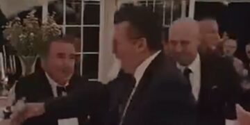 VIDEO / Fatmir Mediu ia merr valles, të tjerët i hedhin tufa me lekë