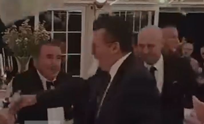 VIDEO   Fatmir Mediu ia merr valles  të tjerët i hedhin tufa me lekë