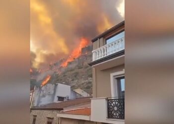 Flakët shkatërrojnë zonën pranë Palermos, autoritetet shpallin emergjencë