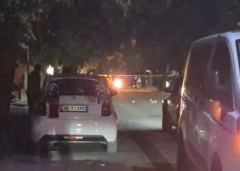 Adoleshentët nxjerrin armët në Elbasan, tre të plagosur nga të shtënat