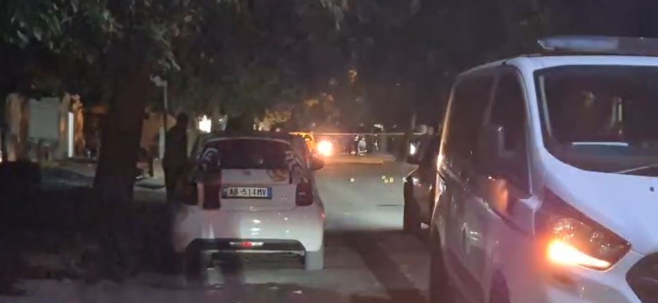 Adoleshentët nxjerrin armët në Elbasan, tre të plagosur nga të shtënat