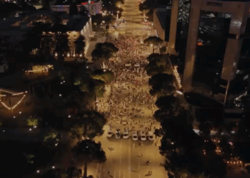 VIDEOLAJM/ Tubimi i protestuesve në ditën e 34-t para Kryeministrisë, ja sa është pjesëmarrja