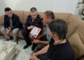 Hita në familjen e Dëshmorit Enea Mekolli, i dorëzon 70 mln lekë. Djali i tij merr statusin “Fëmijë në përkujdesje të Republikës”