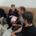 Hita në familjen e Dëshmorit Enea Mekolli, i dorëzon 70 mln lekë. Djali i tij merr statusin “Fëmijë në përkujdesje të Republikës”