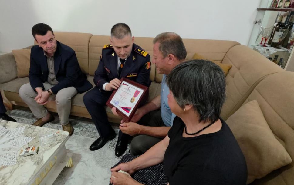 Hita në familjen e Dëshmorit Enea Mekolli  i dorëzon 70 mln lekë  Djali i tij merr statusin  Fëmijë në përkujdesje të Republikës 