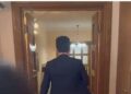 VIDEO / Momenti kur Agron Shehaj rrëmben marrëveshjen me SHBA dhe ikën me vrap