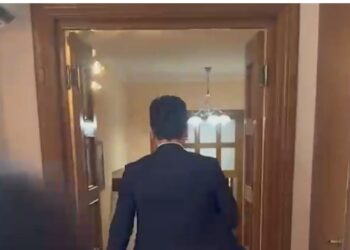 VIDEO / Momenti kur Agron Shehaj rrëmben marrëveshjen me SHBA dhe ikën me vrap