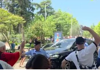 FOTOLAJM / Protestuesit, breshëri vezësh ndaj makinës së Taulant Ballës