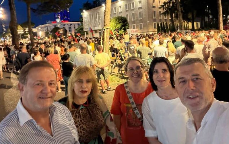 FOTOLAJM   Gjin Gjoni i bashkohet protestës para Kryeministrisë  Të largojmë qeverinë 