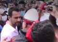Tensione para Kuvendit, Lapaj kërkon t’i bashkohet tubimit, protestuesit i kërkojnë ta largohet
