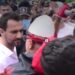 Tensione para Kuvendit, Lapaj kërkon t’i bashkohet tubimit, protestuesit: Largohu nga këtu!
