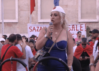 Protestuesja në tubimin para Kryeministrisë: Sali Berisha vrau miliona bijë nënash!