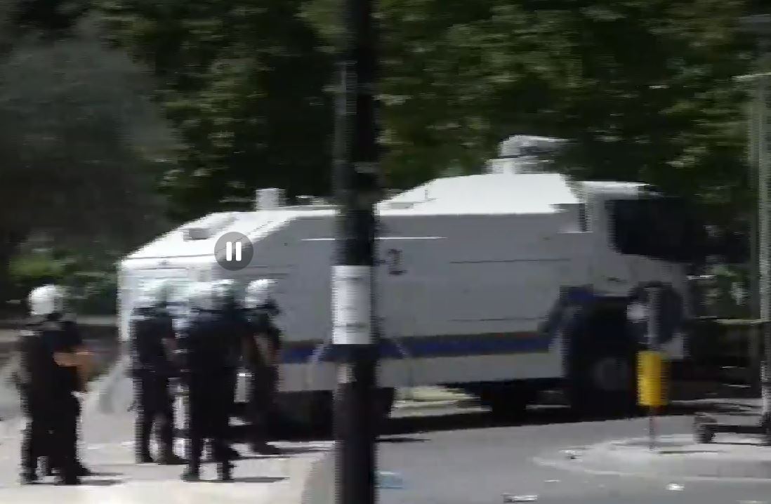VIDEO   Protestuesit ulen para Kuvendit  Policia hap rrugën me autobot dhe lotsjellës  Has në rezistencë të dhunshme