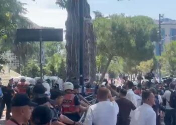 Përplasjet në protestën para Parlamentit, 3 policë dhe 4 protestues përfundojnë në spital