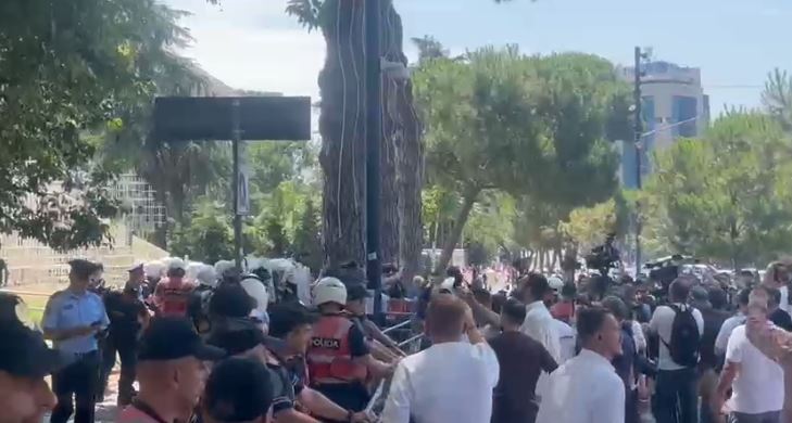 Përplasjet në protestën para Parlamentit  3 policë dhe 4 protestues përfundojnë në spital