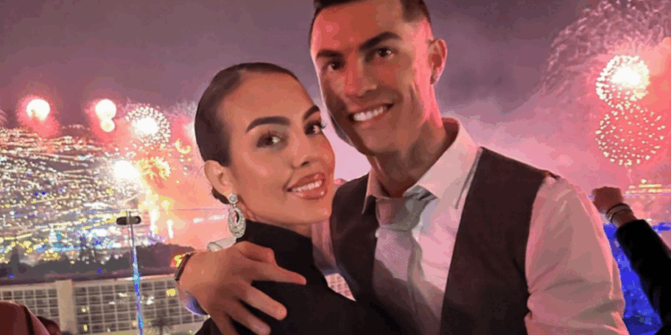 Ceremoni sekrete, të ftuar VIP dhe shumë mister, çfarë po përgatisin Ronaldo dhe Georgina