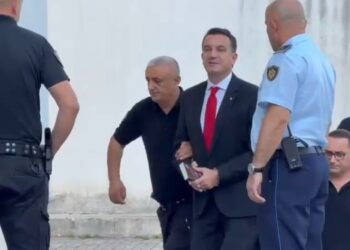 Veliaj mbërrin në Gjykatën Administrative, nis seanca për padinë ndaj prokurorit Dado