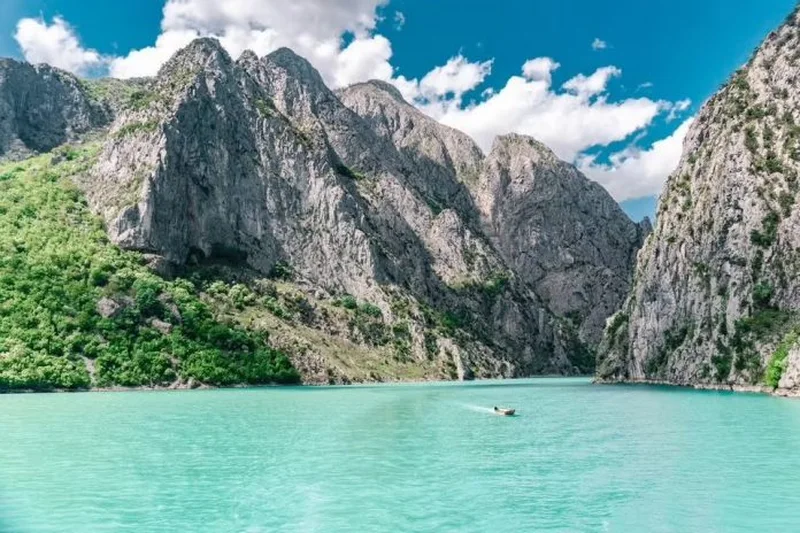 Media italiane i bën jehonë turizmit shqiptar  Nga mali te deti  ja vendet që nuk duhen humbur