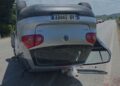 Tentoi të shmangë përplasjen, aksidentohet e më pas përmbyset automjeti në Lushnjë-Berat, 6 të lënduar