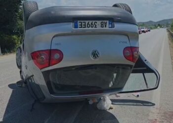 Tentoi të shmangë përplasjen, aksidentohet e më pas përmbyset automjeti në Lushnjë-Berat, 6 të lënduar