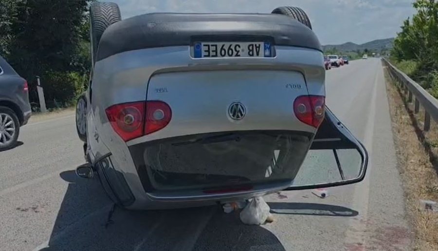Tentoi të shmangë përplasjen  aksidentohet e më pas përmbyset automjeti në Lushnjë Berat  6 të lënduar