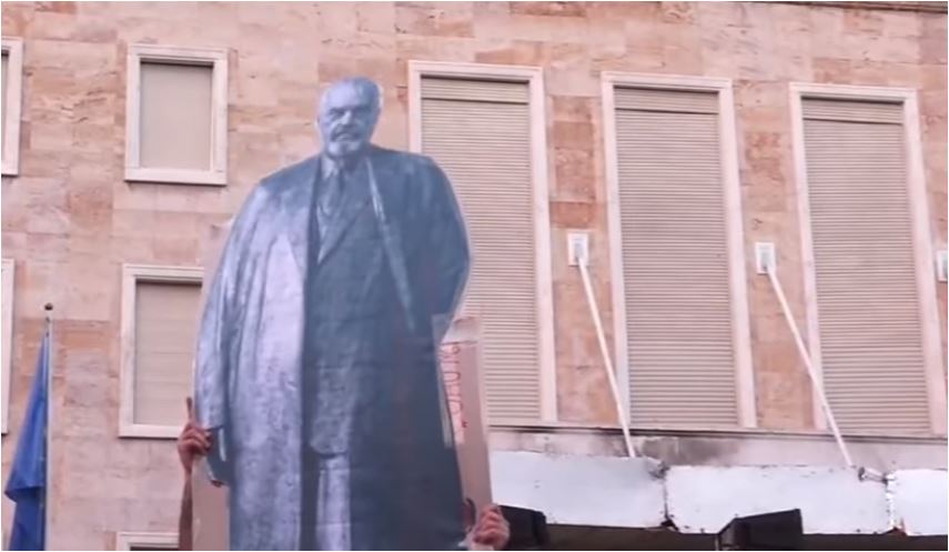 Protesta në Tiranë  Imitohet rrëzimi i shtatores së Enver Hoxhës me foton e Ramës  FOTO 