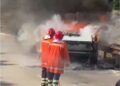 Përfshihet nga zjarri makina në aksin Kuç-Qeparo, nuk raportohet për të lënduat