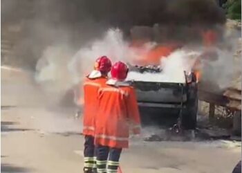 Përfshihet nga zjarri makina në aksin Kuç-Qeparo, nuk raportohet për të lënduar