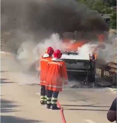 Përfshihet nga zjarri makina në aksin Kuç Qeparo  nuk raportohet për të lënduar