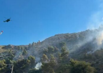 Flakët në malin e Shëngjinit, ndërhyn edhe helikopteri i ushtrisë! Nuk rrezikohen banesat