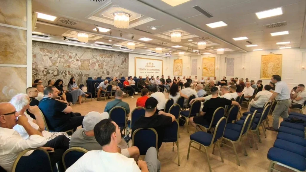 “Si u zgjodh grupi nismëtar?”/ Debate mes organizatorëve dhe protestuesve për krijimin e Kuvendit Kombëtar! Dalin mesazhet